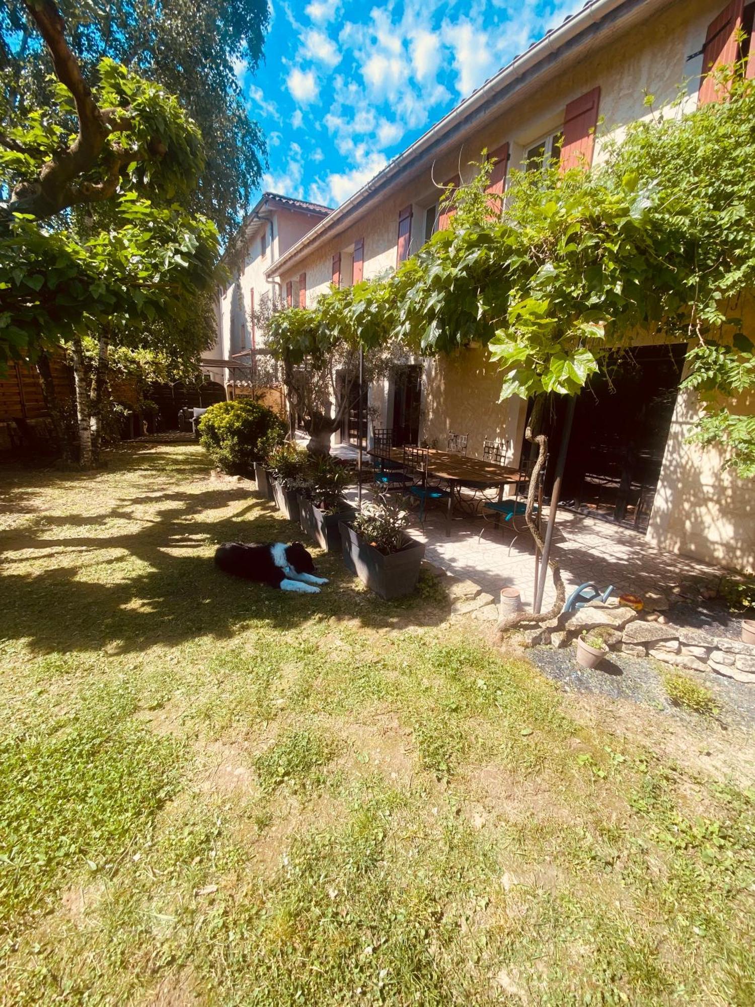 Une Ferme En Ville Bron Zewnętrze zdjęcie